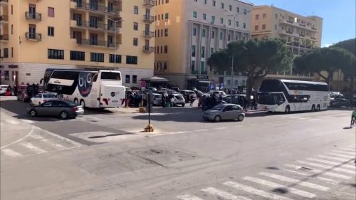 Disabile aggredito e ferito per aver rimproverato automobilista che aveva parcheggiato in doppia fila