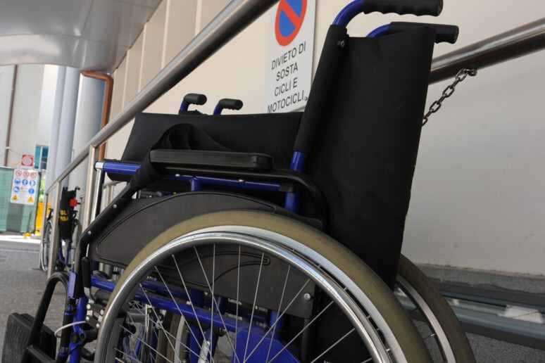Tredicenne muore cadendo dalla sedia a rotelle all’uscita da scuola: aperta inchiesta dalla Procura