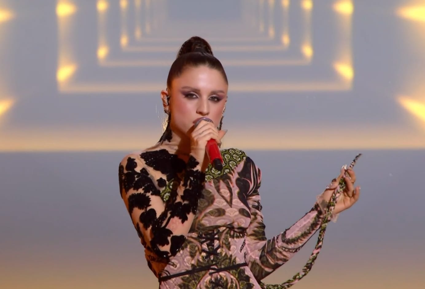 Sanremo, Angelina Mango è la preferita per la serata Cover: sul palco “La Rondine” di papà Pino