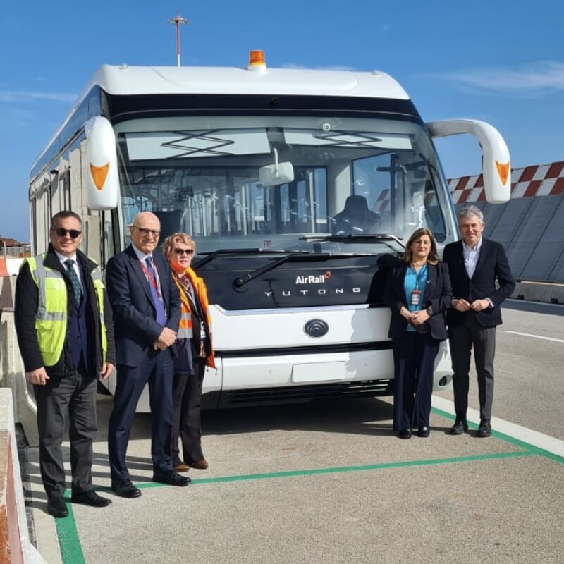 Aeroporti in Sicilia: entra in servizio il primo bus interpista elettrico