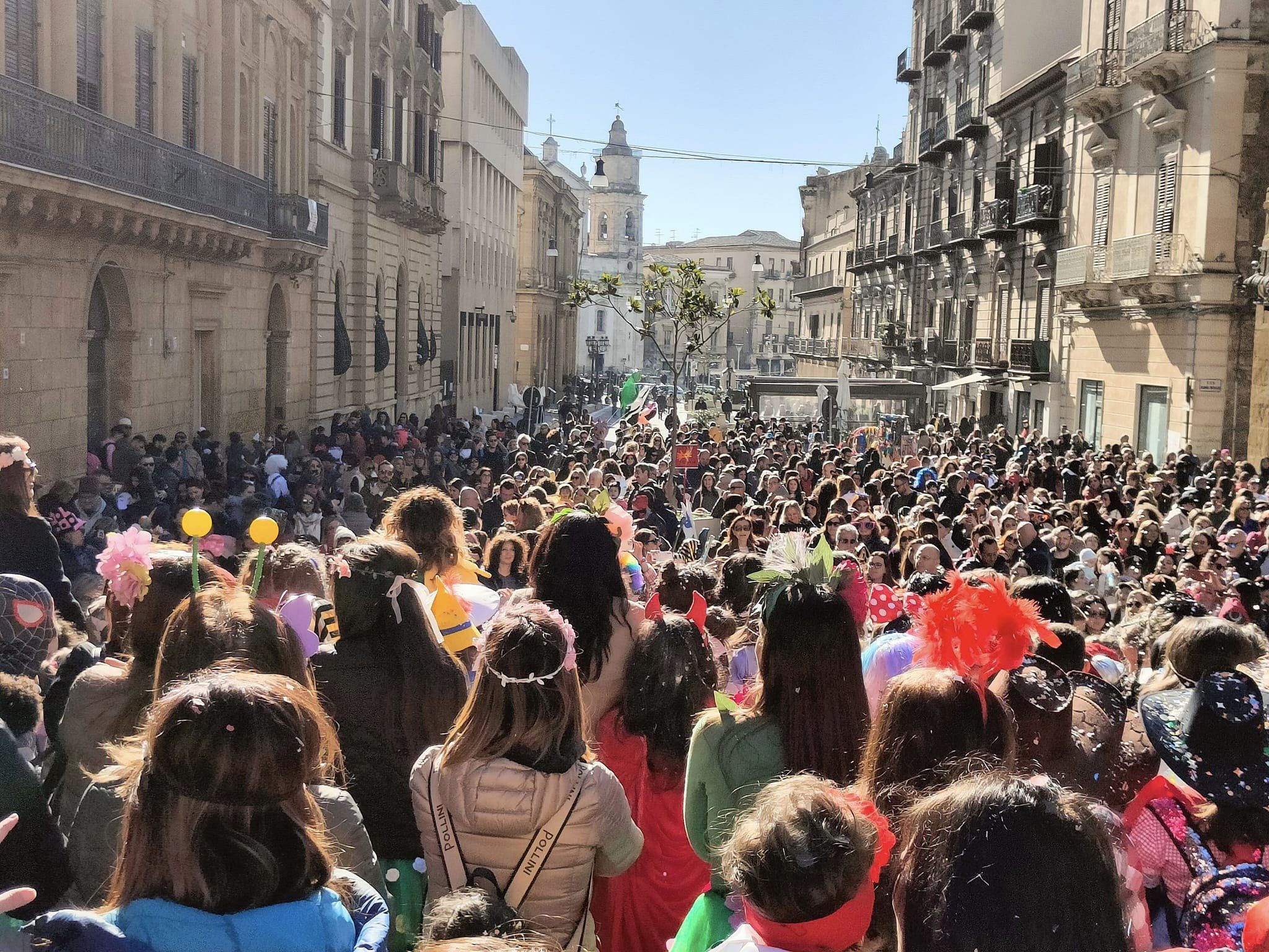 Caltanissetta, Carnival Baby: sfilate e mascherine colorano Corso Umberto