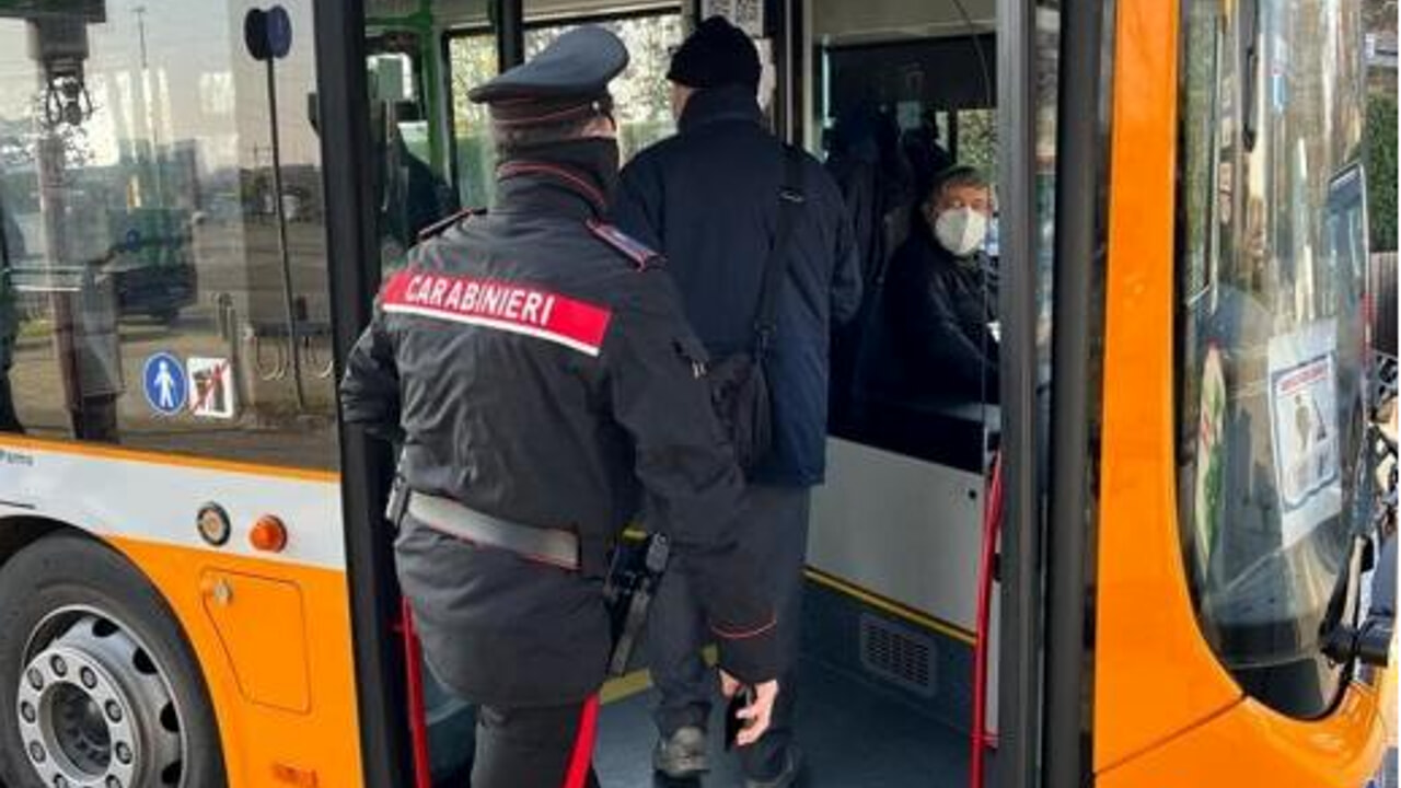 Sicilia, viaggi gratis per le forze dell’ordine sui mezzi pubblici su gomma: “Più sicurezza per i cittadini”