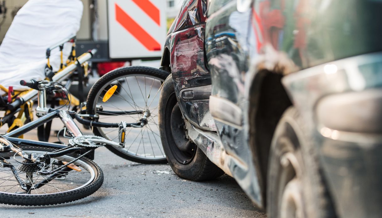 Sicilia. Ciclista investita da un’auto che l’ha colpita in pieno facendola cadere sull’asfalto