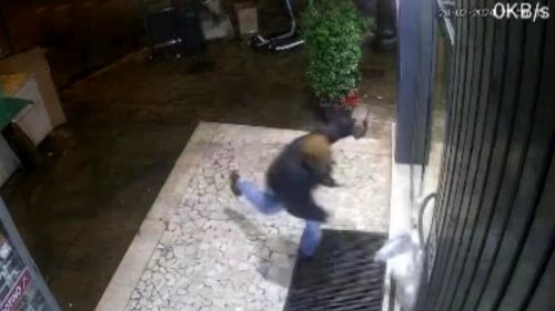 Tenta furto lanciando lavandino contro ingresso bar a Palermo: immagini diffuse sui social da titolari esercizio commerciale