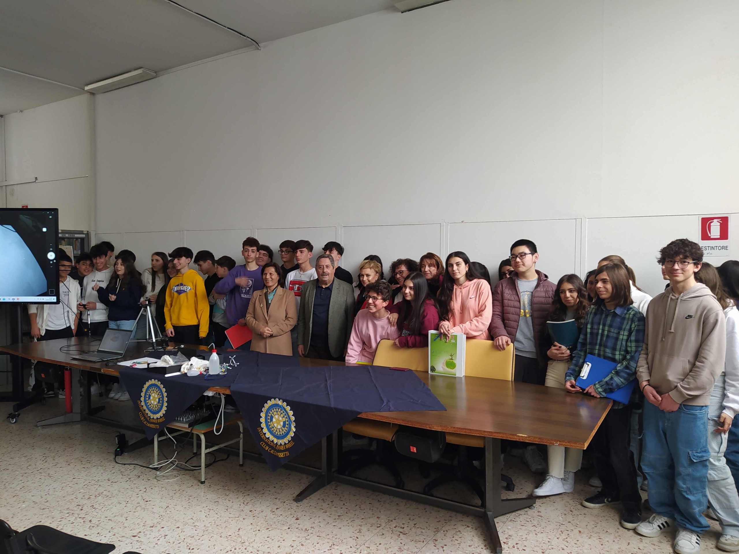 Caltanissetta. Successo per la conferenza del Club Inner Wheel sul tema della materia al Liceo Scientifico “Volta”