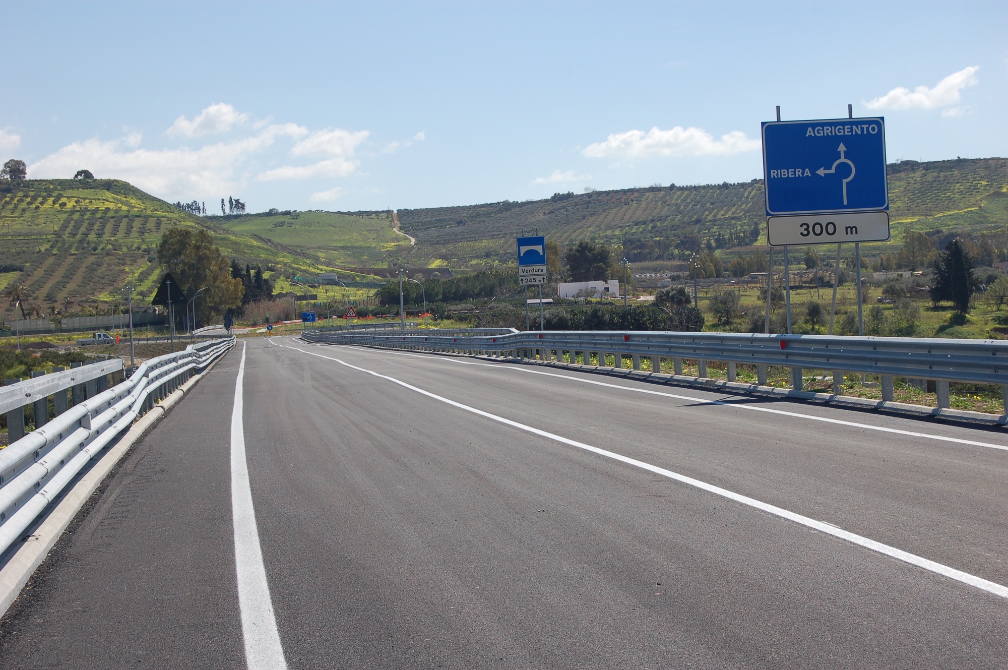 Sicilia, incidente tra un bus e un’auto: chiusa al traffico la SS386