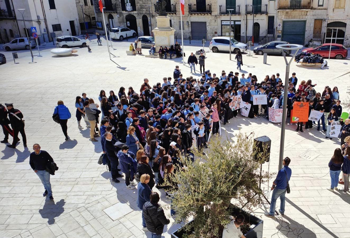 Mussomeli, in piazza Umberto Autorità civili, militari, e ragazzi del “Leonardo da Vinci” nella giornata della Memoria e dell’Impegno. L’omaggio alle vittime innocenti delle mafie