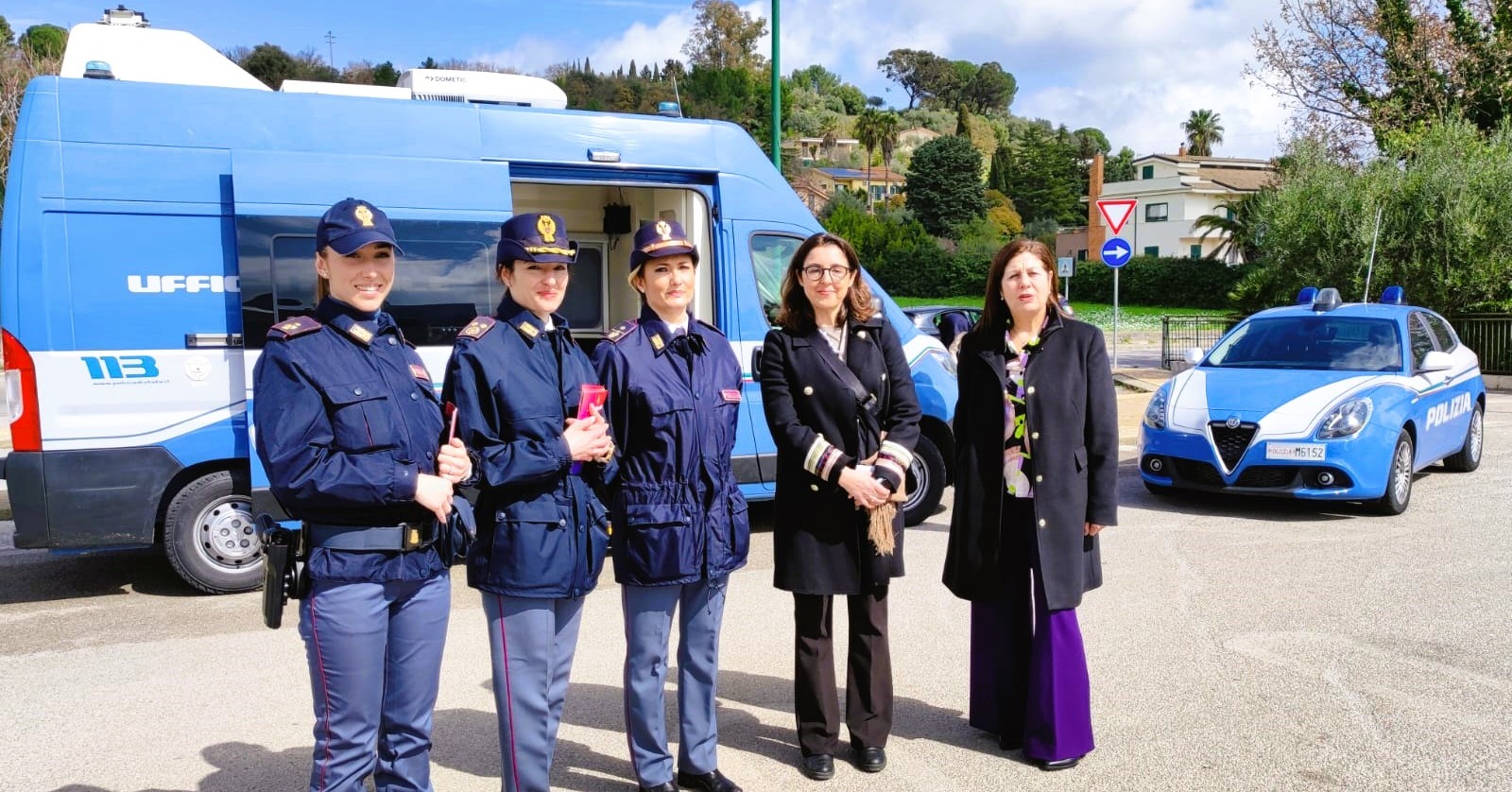 Caltanissetta. Camper della Polizia di Stato al Centro Commerciale Due Fontane per distribuire l’opuscolo “Questo non è amore”