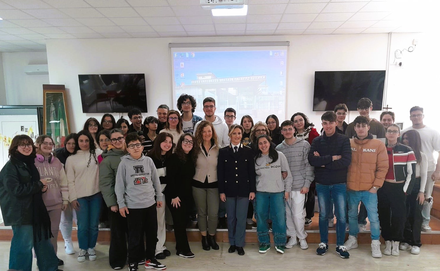 San Cataldo. All’IISS “Juvara”  Polizia incontra studenti nell’ambito della campagna “Questo non è amore” sulla violenza di genere