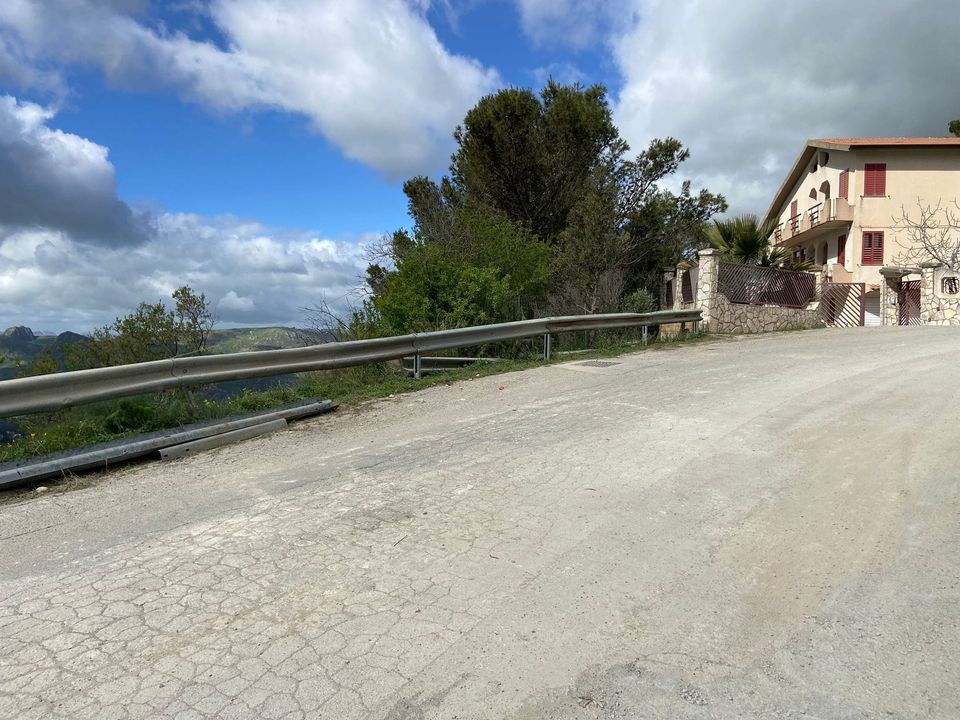 Sutera. Sistemazione viabilità: collocato il nuovo guard rail nella circonvallazione di contrada Baiata