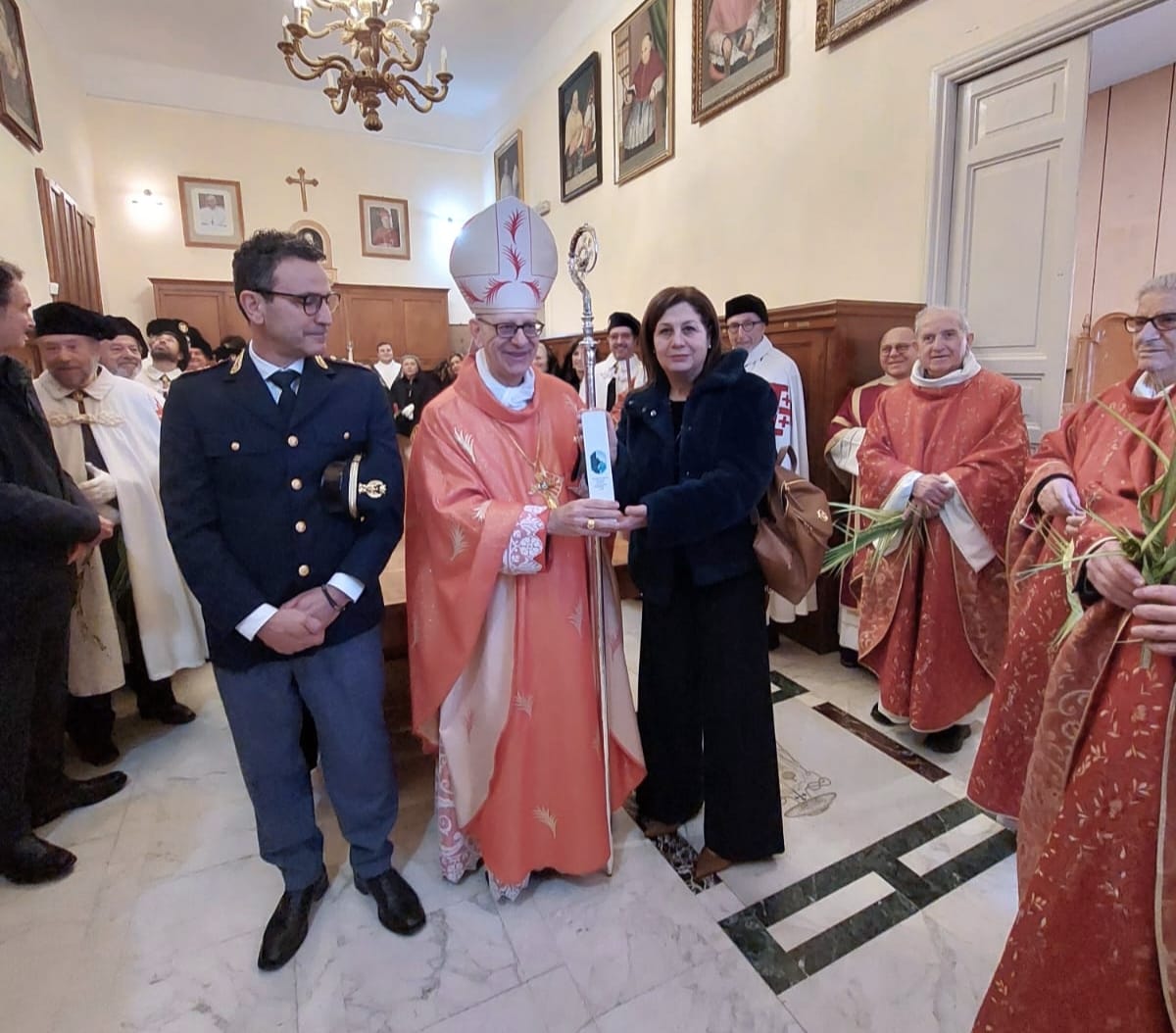 Caltanissetta. Consegnato dal Questore l’olio prodotto nel “Giardino della Memoria” a Capaci che sarà consacrato giovedì in Cattedrale