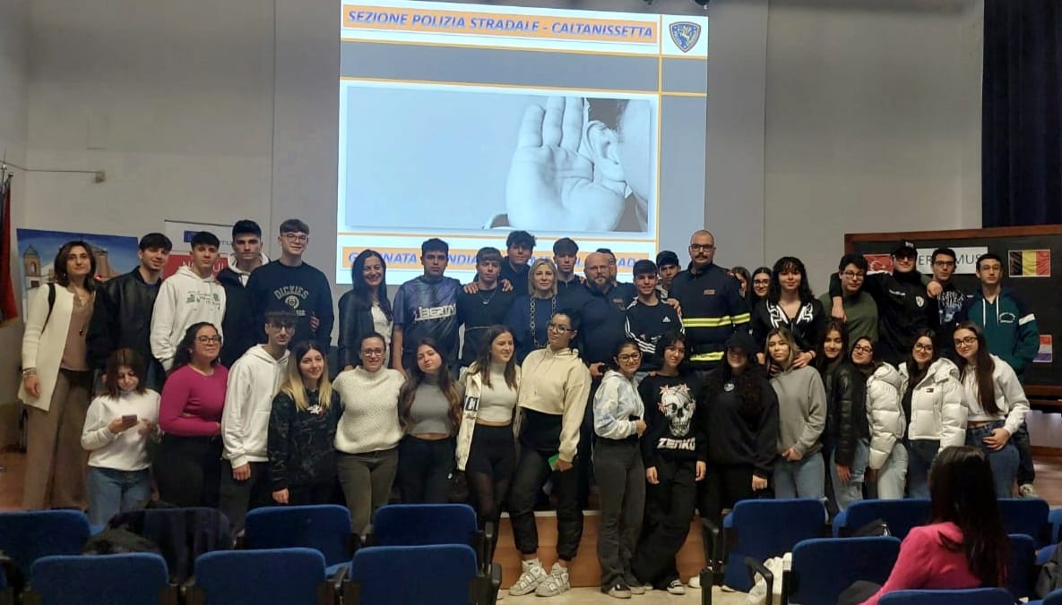 Caltanissetta. La Polizia incontra gli studenti dell’Itet “Rapisardi – Da Vinci” per il “Progetto Incroci”