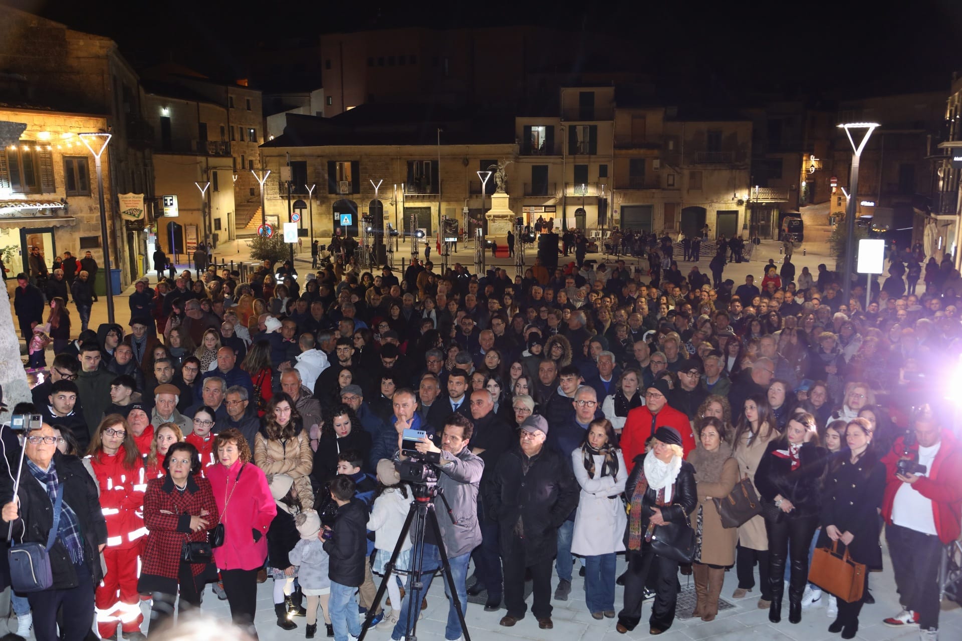 Mussomeli, taglio inaugurale del nastro  per Piazza Umberto, Corona d’alloro per i Caduti delle Guerre e omaggio al Tricolore. Un successo. (2 video)