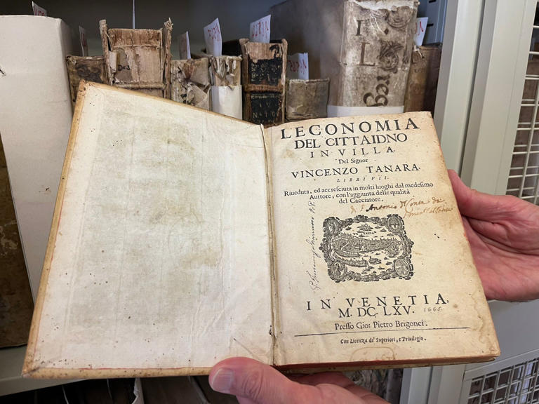 Libro antico rubato a Carini, dopo 30 anni torna in biblioteca: volume del 1665 “L’economia del cittadino in villa” di Tamara