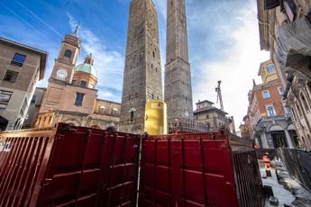 Bologna, Torre Garisenda a rischio: per salvarla stessi tralicci usati per Torre di Pisa