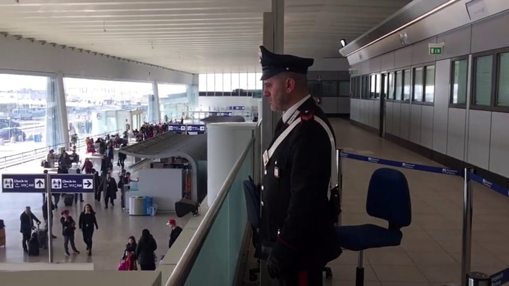 Furti nel duty free dell’aeroporto: denunciati 11 viaggiatori e 2 autisti Ncc
