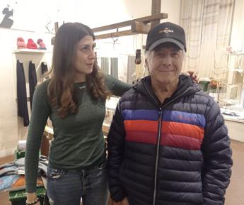 Dustin Hoffman a Lucca visita negozio di arteterapia