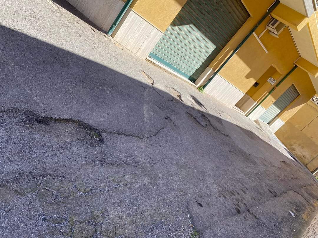 San Cataldo. La segnalazione: “Il manto stradale di via Vallelunga è in pessime condizioni”