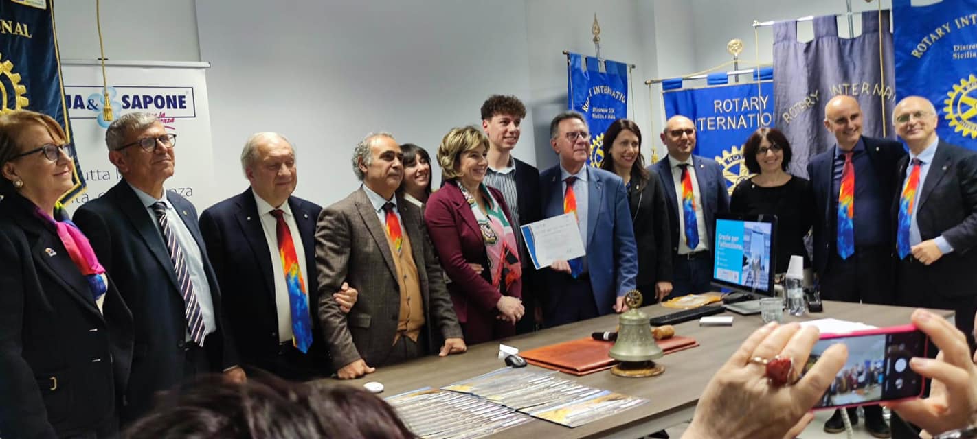 Caltanissetta. 100 Anni di Rotary in Italia. Consegnato dal Governatore Goffredo Vaccaro attestato di fine Stage