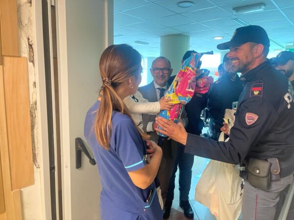 Pasqua: il questore di Catania consegna uova a bimbi ricoverati al Policlinico