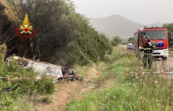 Incidente a Cagliari, auto si ribalta e prende fuoco: 38enne morto carbonizzato