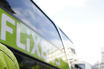 Incidente sull’A1, pullman Flixbus si schianta nella notte: 1 morto