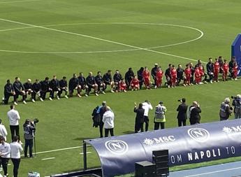 Napoli, giocatori in ginocchio per dire no al razzismo