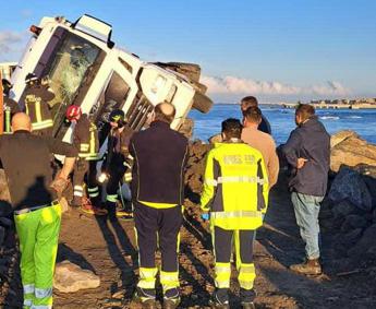 Ostia, camion si ribalta sulla scogliera: autista salvato