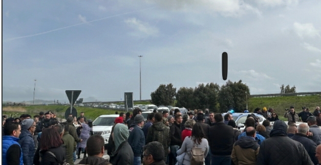 Sicilia, traffico bloccato in autostrada: agricoltori e allevatori in corteo