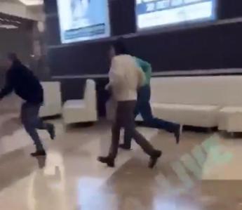 Strage a Mosca, uomini in mimetica sparano al Crocus City Hall: 12 morti