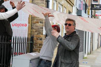 Svelata l’identità di Banksy? In una foto (forse) il volto dell’artista