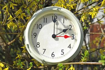 Torna l’ora legale, l’appello: “Tenerla sempre, cambiarla contraddice la Costituzione”