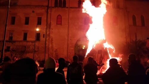 Palermo, Vampe di San Giuseppe, Fsp Polizia: “Colleghi aggrediti, 3 feriti; ogni scusa è buona per aggredire forze dell’ordine, vergogna infinita”