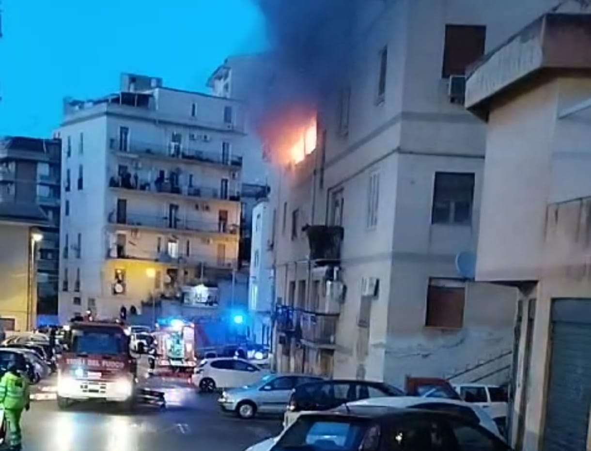 Caltanissetta, casa in fiamme. Panico nello stabile, intervento dei vigili del fuoco: un ferito