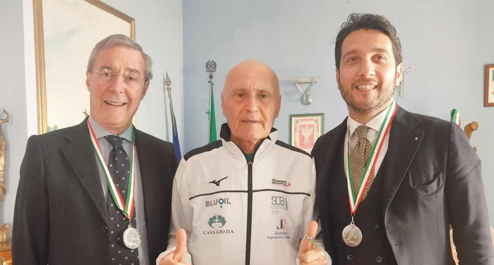 Gela. Il recordman Francesco Zito ricevuto dal Sindaco Greco e dall’assessore allo Sport