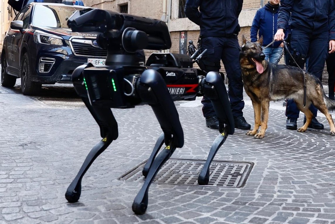 Il cane robot Saetta degli Artificieri Antisabotaggio dei Carabinieri sventa allarme bomba