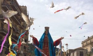 Colombe con nastri legati alle zampe per la celebrazione di Pasqua. La denuncia di Oipa al Sindaco