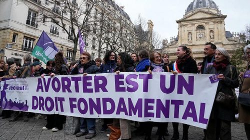 La Francia è il primo Paese a inserire l’aborto nella Costituzione