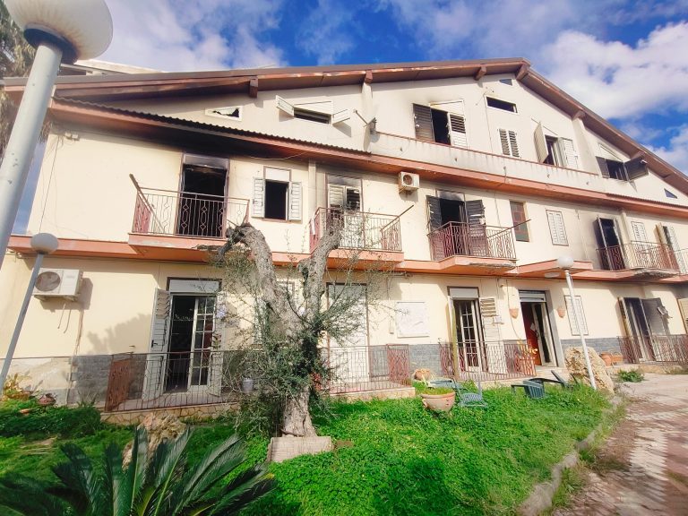 Amarezza ed inquietudine di Casa Rosetta dopo l’incendio doloso che ha danneggiato, prima dell’affidamento, un immobile confiscato
