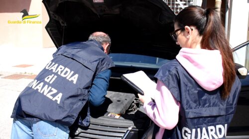 Caltanissetta, GdF: auto con contachilometri “alleggeriti”, sequestrati oltre 100 veicoli