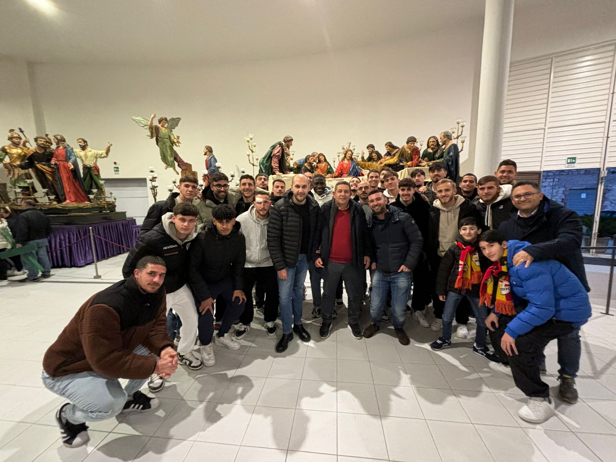 Caltanissetta. Visita dei calciatori della Nissa nella sala espositiva delle Vare