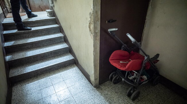 Neonato abbandonato in un androne, trovata la madre: è una 17enne, partorì in un supermarket