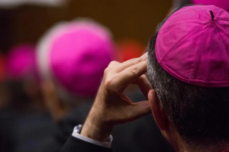 Arcivescovo resta vittima di un furto mentre stava celebrando messa in chiesa