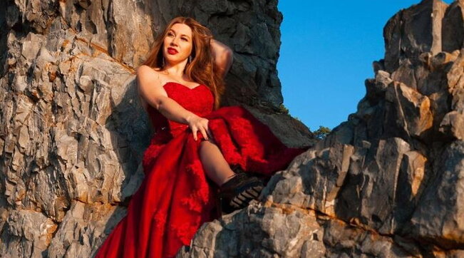 Georgia, precipita da una piattaforma panoramica mentre si sta facendo un selfie: morta influencer 39enne