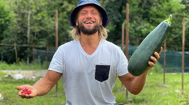 Influencer vegano arrestato, ha fatto morire di fame il figlio di un mese: “Niente latte, nutrito solo con i raggi solari”,  il piccolo pesava 1,3 kg