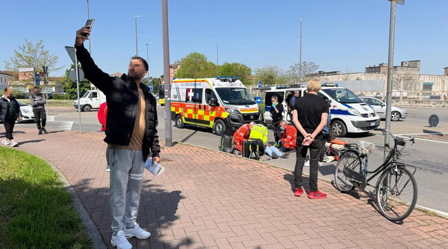 Si scatta un selfie con alle spalle la scena di un incidente mortale