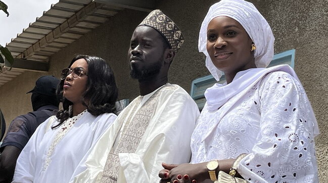 Senegal, il neopresidente è bigamo: per la prima volta a palazzo due first lady