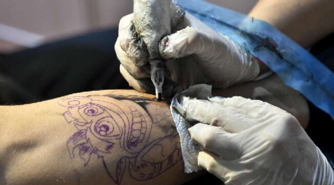 Svezia, madre fa tatuare i suoi bambini: condannata per maltrattamenti