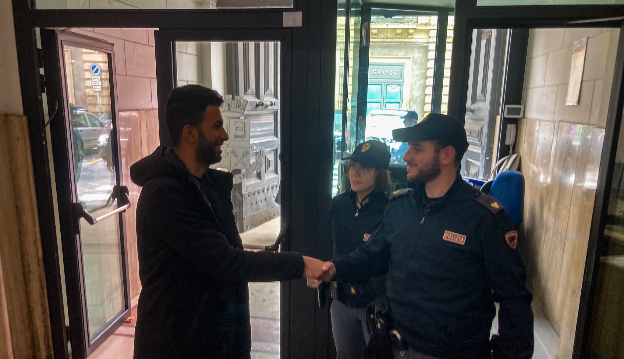 Il gesto: ritrova per terra portafoglio con soldi e documenti e lo consegna alla Polizia