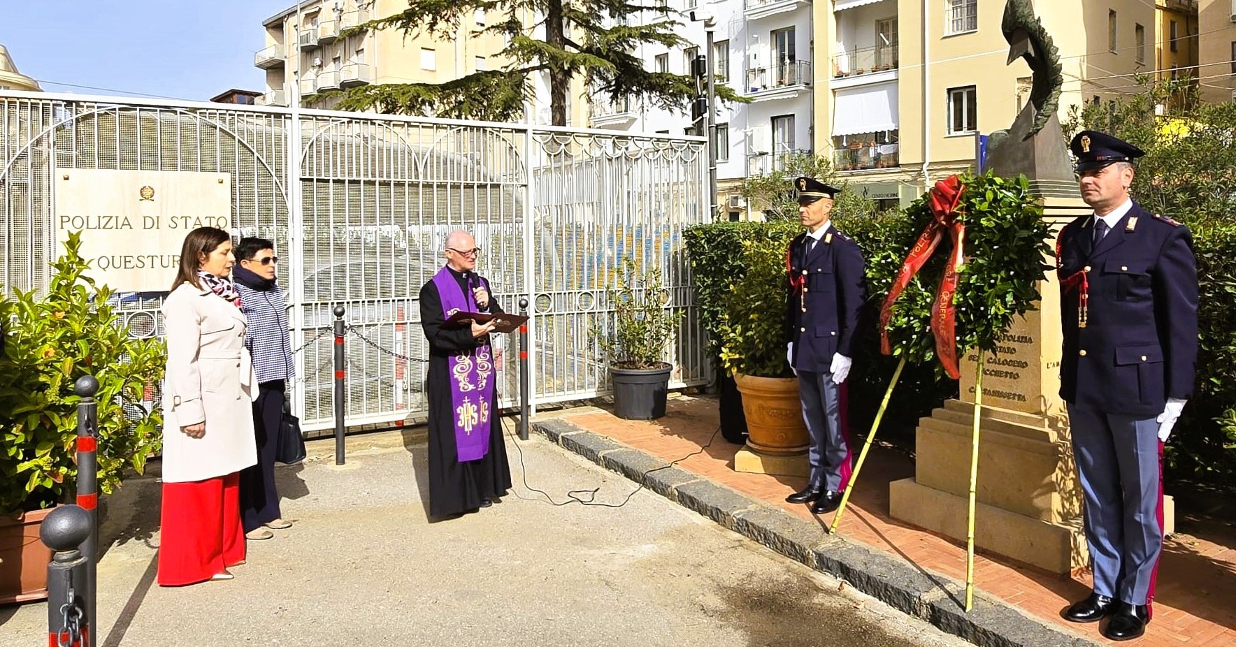 Caltanissetta. Deposta dal Questore e dal Prefetto una corona nel Monumento ai caduti della Polizia